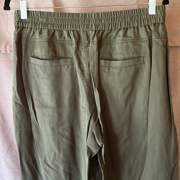 Ultra soft, ultra comfy Banana Republic joggers. - Picture 3 of 5